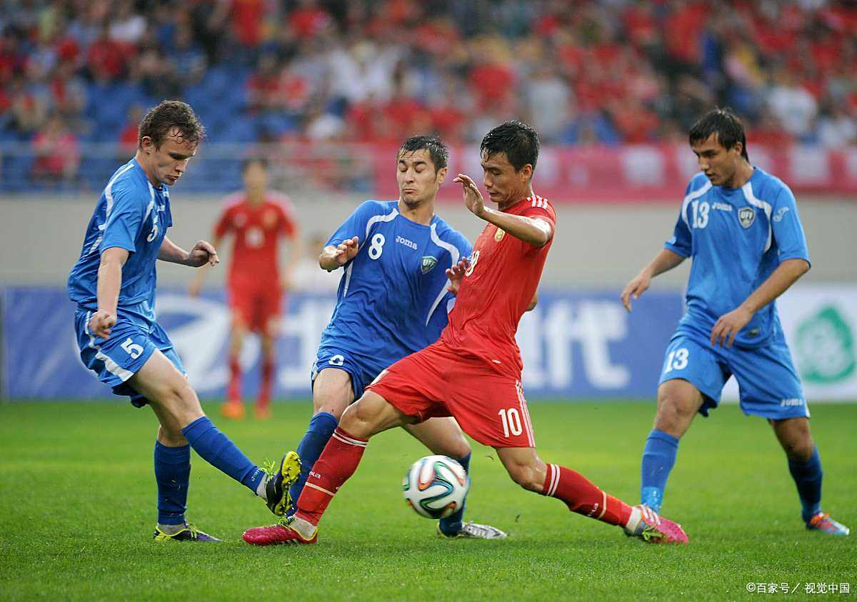 德信体育app下载-著名足球比赛现场发生球员犯规争议，裁判员调解