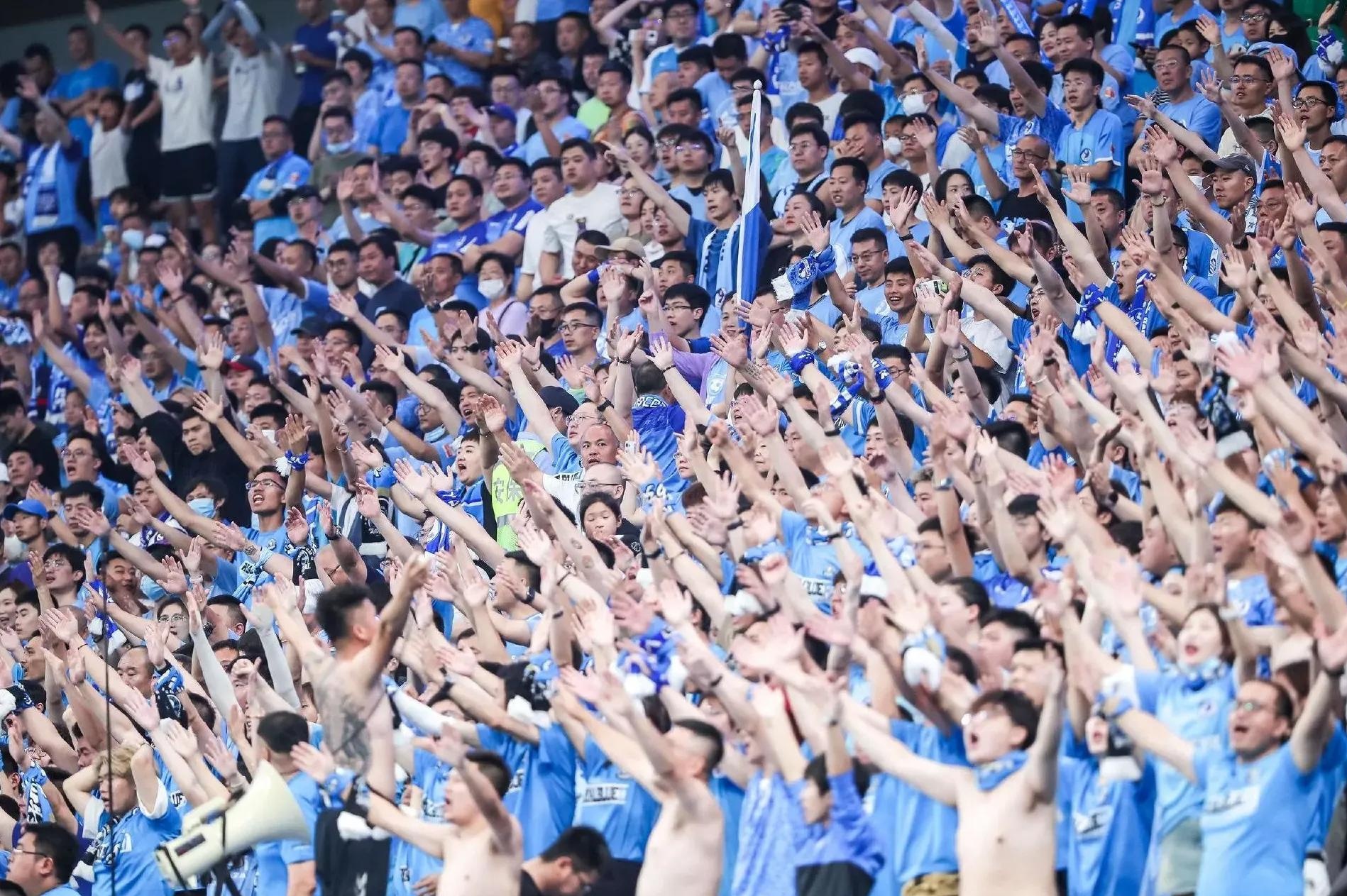 精彩比赛中,主队战胜对手,球迷欢呼雀跃 精彩比赛中,主队战胜对手,球迷欢呼雀跃