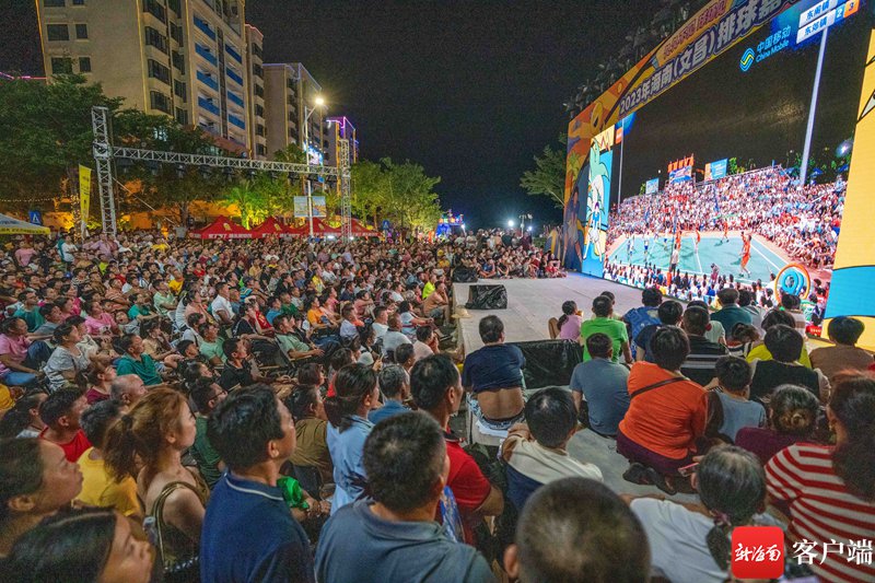 德信app-到场观赛的球迷情绪高涨,气氛热烈